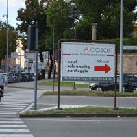 駅から歩き、この看板でちょうど道半ば。