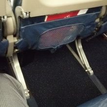 座席シートは結構ゆったり。座席を立たなくてもトイレ移動可。