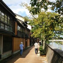 古い町並みが続く川沿いを歩く