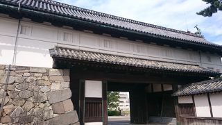 立派な石垣の佐賀城跡