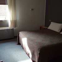 部屋はやや古さが。