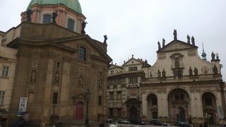 屋根に聖人の像がいっぱい