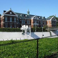 「旧近衛師団司令部庁舎」の建物を利用した美術館です