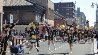 町中を練り歩きます