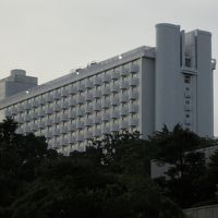 駅方面から望む外観