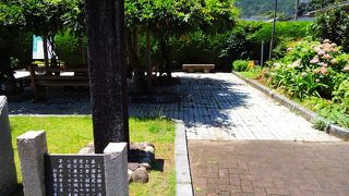 その名の通り浮いている島