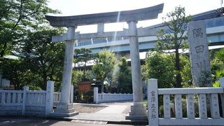 首都高向島線下の水を祀る神社
