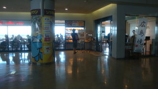 飛行機を見ながら食事