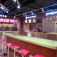 小規模ですが、フードコートもありました