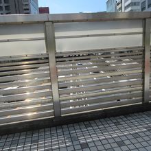 橋の下は高速道路