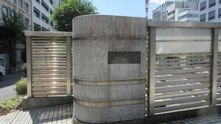 高速道路の上にかかった橋です