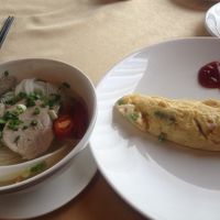 朝食ビュッフェ（その場で作ってもらったオムレツとフォー）