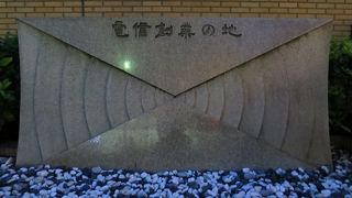 日本大通り沿いと本町通りの交差点近くにあります