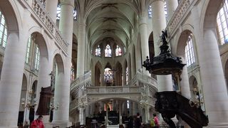 パリ観光で見逃せない教会の一つ