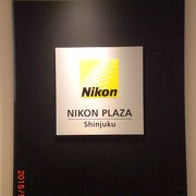観光客に人気のニコンプラザ新宿は、新宿駅西口のエルタワービルの２８階にあります。
