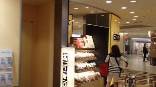空港のおせんべい屋さん