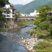 宮ヶ瀬橋から見た吉田川に架かる新橋