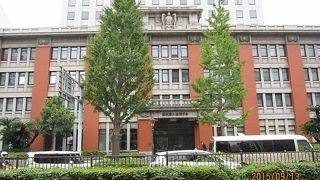 ビルの建て替えに際して、旧生糸検査所の外観が保蔵された建物で、各省庁の出先機関が入っています。