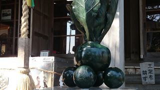 三回まわって三回なでるとご利益あり