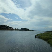 小川原湖です。人影なく静かでした。