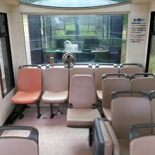 学習軌道の車内