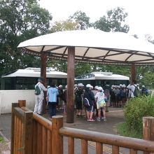 山上駅では校外学習の地元生徒と混乗になった