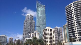 海とビルが共存