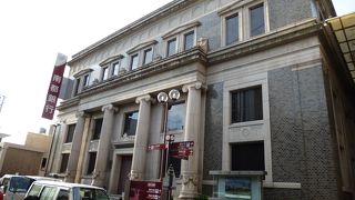 重厚な建物です