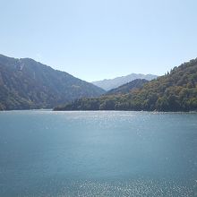 ダムの上流は黒部湖