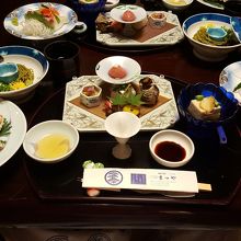 夕食。写真以外にステーキ、蒸物、ご飯、汁物、香物、デザート