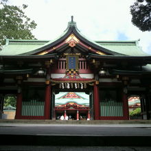 山王男坂の階段最上段と山門の様子です。奥に本殿が見えます。