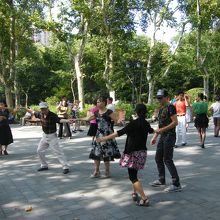 公園内では一般市民がダンスや体操などに興じています。