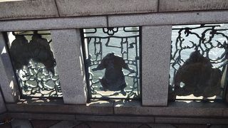 橋の欄干にお相撲さんのデザインが