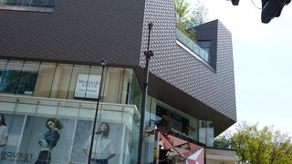 ラフォーレに向かい合う巨大なビル