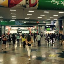 一見すると、日本のターミナル駅と変わりません。