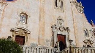 城壁と青い海、青い空が絵のようです。