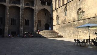 周りの建物に囲まれた空間