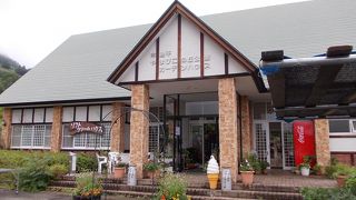 広大な水遊び場や遊具、フラワーガーデンが