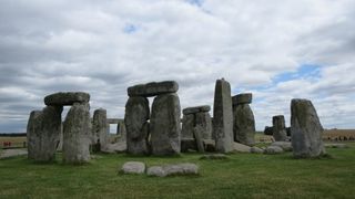 ソールズベリーからツアーバスが出ています