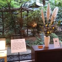 ロビーからの庭園