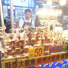 美味しそうな物がたくさん！値段が書いてあるのが安心。