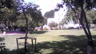 カオサンロードから徒歩圏内の木々の多い公園