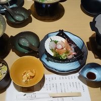 夕食の和食膳。他にビーフシチュー、洋風茶碗蒸しデザートなど