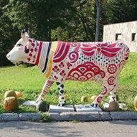 宿の正面、バス停近くに牛のオブジェが