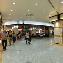 遅い時間だと人もまばら。