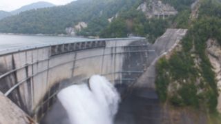 ダムと周辺の絶景が見渡せる