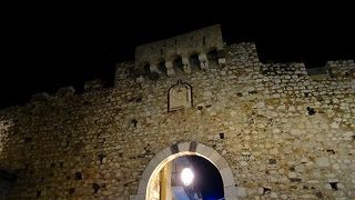 この門の外のホテルにリピートしています。