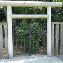 吉備姫王墓前面