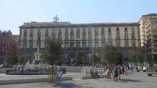 広場近くの噴水