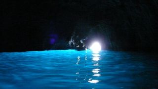 神秘的な青の光